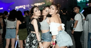Trang phục phù hợp khi đến beer club: Bí quyết "lên đồ" chuẩn chỉnh cho mọi cuộc vui